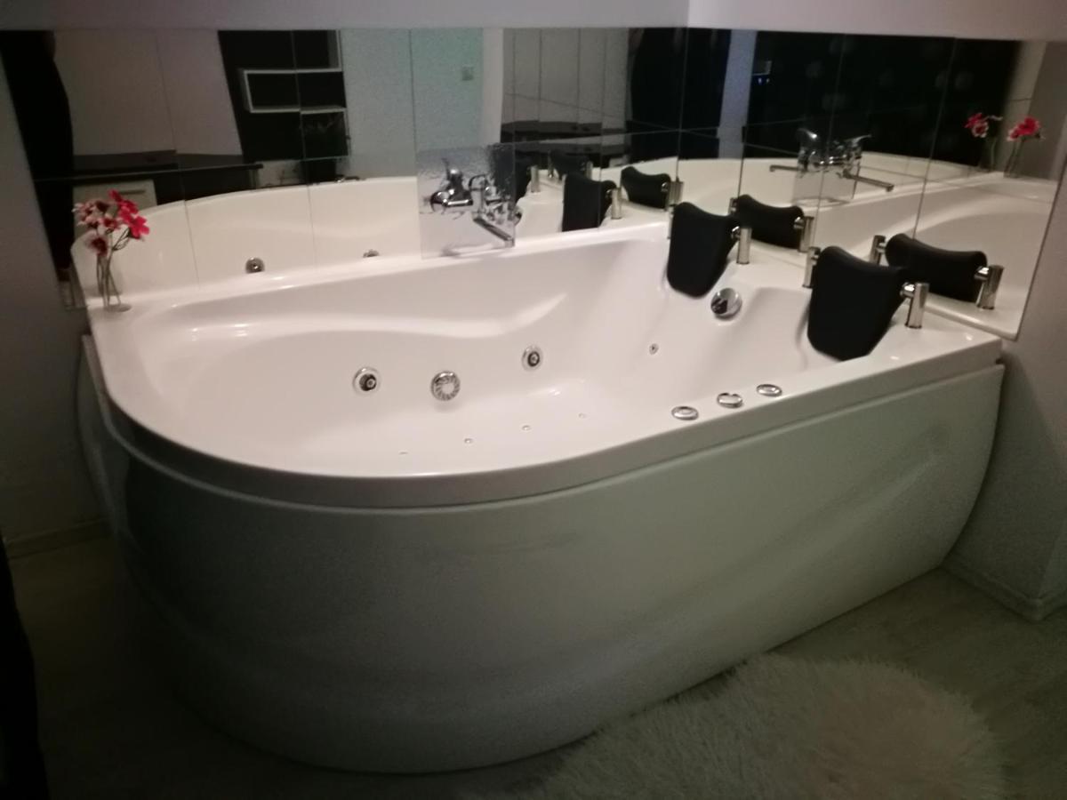 Iasi Jacuzzi Apartment H Экстерьер фото